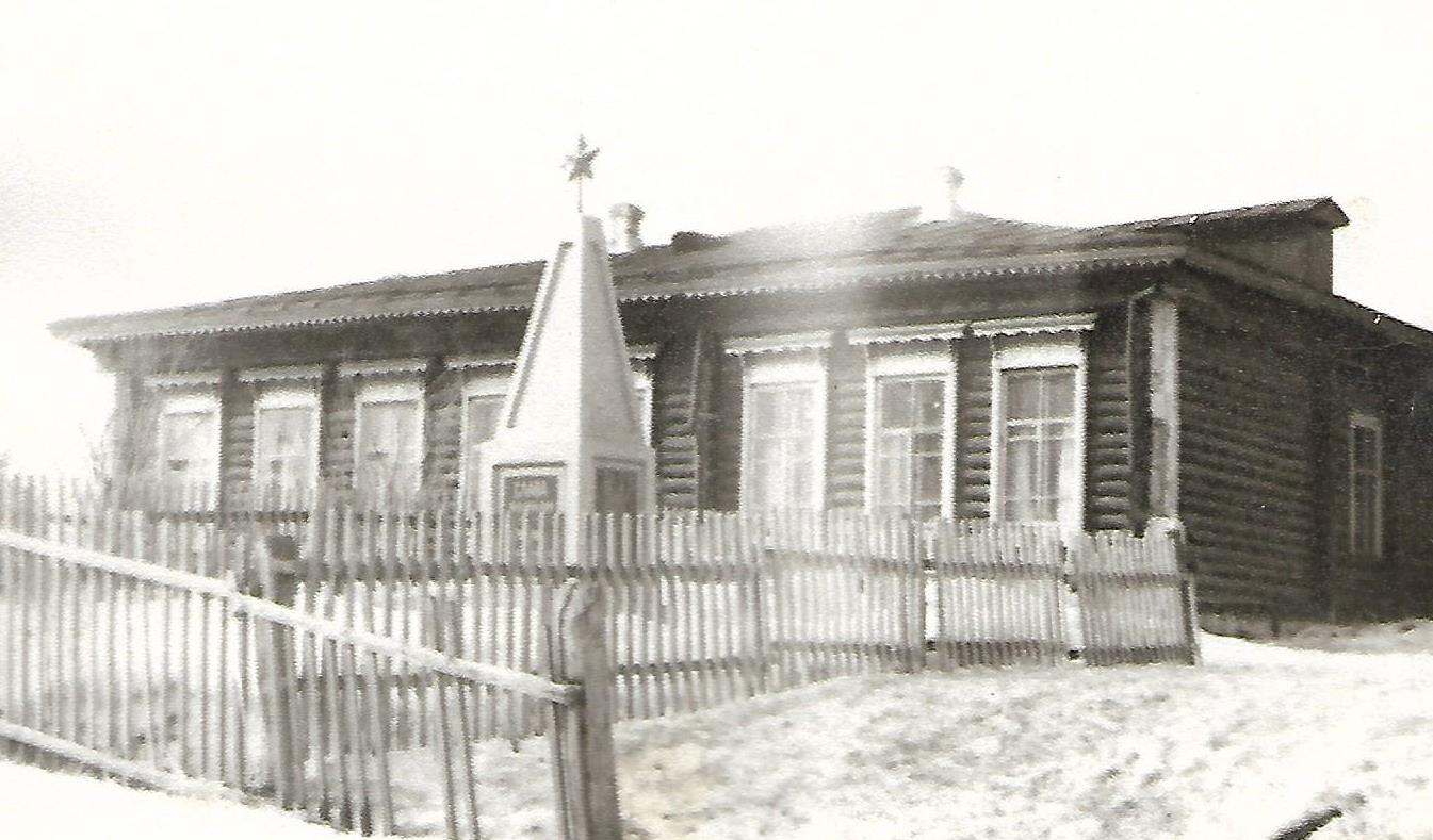 Здание бывшей Даньковской школы в Ключах